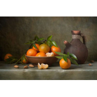 Сочные мандарины в тарелке рядом с глиняным кувшином