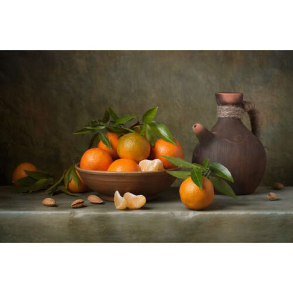 Соковиті мандарини в тарілці поряд з глиняним глечиком