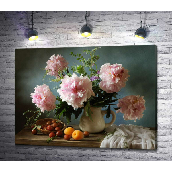 Нежный букет розовых пионов на натюрморте с алычей и абрикосами