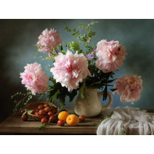 Нежный букет розовых пионов на натюрморте с алычей и абрикосами
