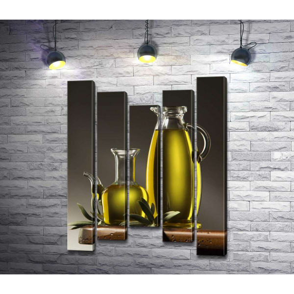 Золотистое оливковое масло в стройных стеклянных графинах