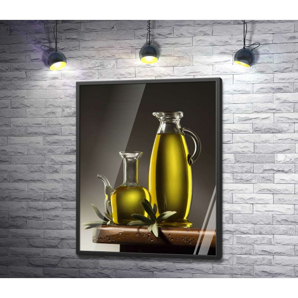Золотиста оливкова олія в струнких скляних графинах
