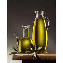Золотиста оливкова олія в струнких скляних графинах