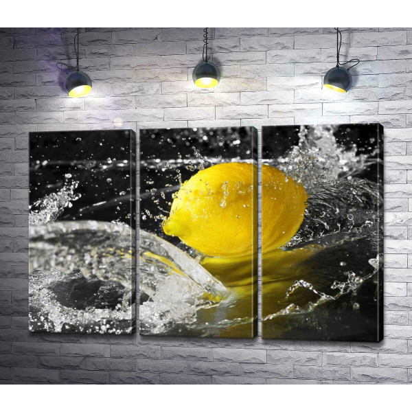 Сонячно-жовтий лимон у прозорих бризках води