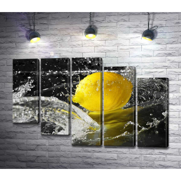 Сонячно-жовтий лимон у прозорих бризках води