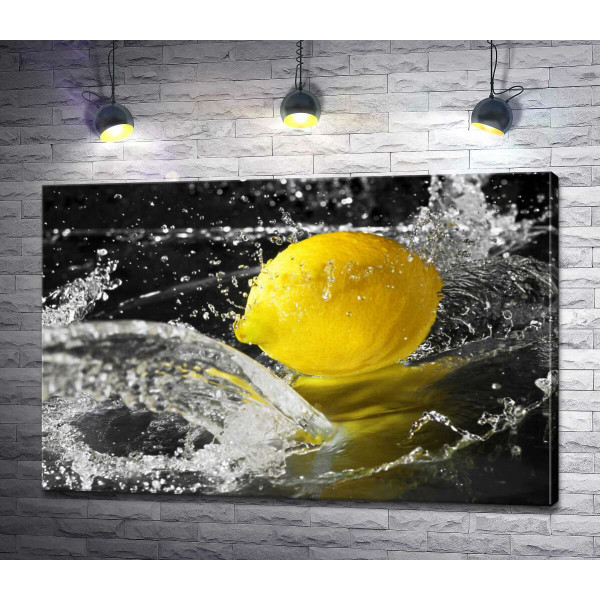 Солнечно-желтый лимон в прозрачных брызгах воды