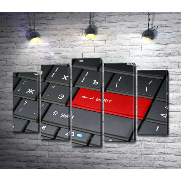 Красная клавиша "Enter" на пастельно-черной клавиатуре