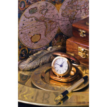 Карманные часы в центре винтажного натюрморта