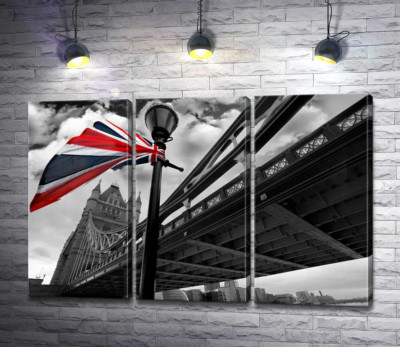 Британський прапор висить на ліхтарі серед Тауерського мосту (Tower Bridge)