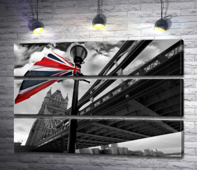 Британский флаг висит на фонаре среди Тауэрского моста (Tower Bridge)