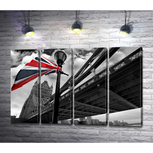 Британский флаг висит на фонаре среди Тауэрского моста (Tower Bridge)