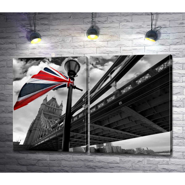Британский флаг висит на фонаре среди Тауэрского моста (Tower Bridge)