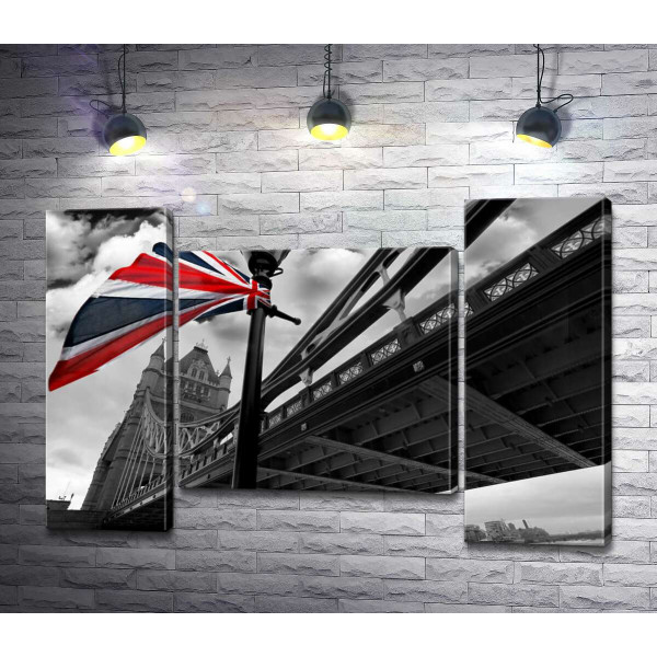 Британський прапор висить на ліхтарі серед Тауерського мосту (Tower Bridge)