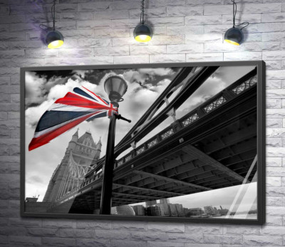 Постер "Британский флаг висит на фонаре среди Тауэрского моста (Tower Bridge)"