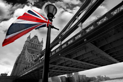 Британский флаг висит на фонаре среди Тауэрского моста (Tower Bridge)