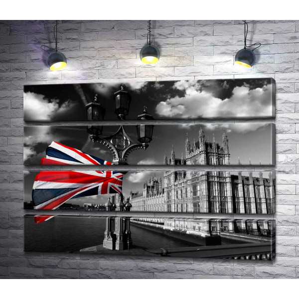 Британский флаг трепещит на ветру над глубоководной Темзой