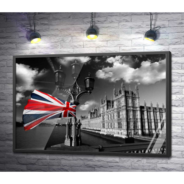 Британський прапор тріпотить на вітрі над глибоководною Темзою 