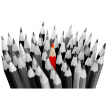 Червона яскравість кольору серед сірої схожості олівців