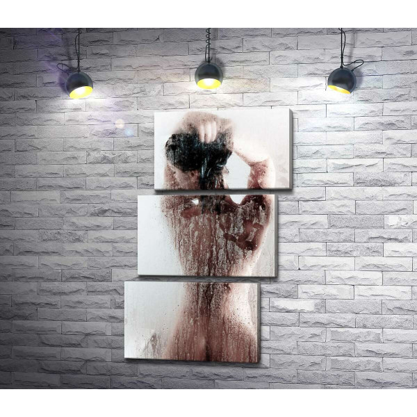 Еротичні вигини жіночої спини за прозорістю мокрого скла