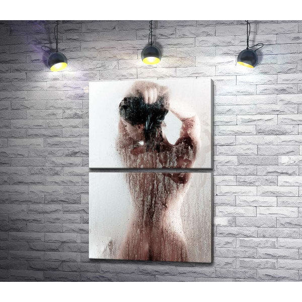 Эротические изгибы женской спины за прозрачностью мокрого стекла