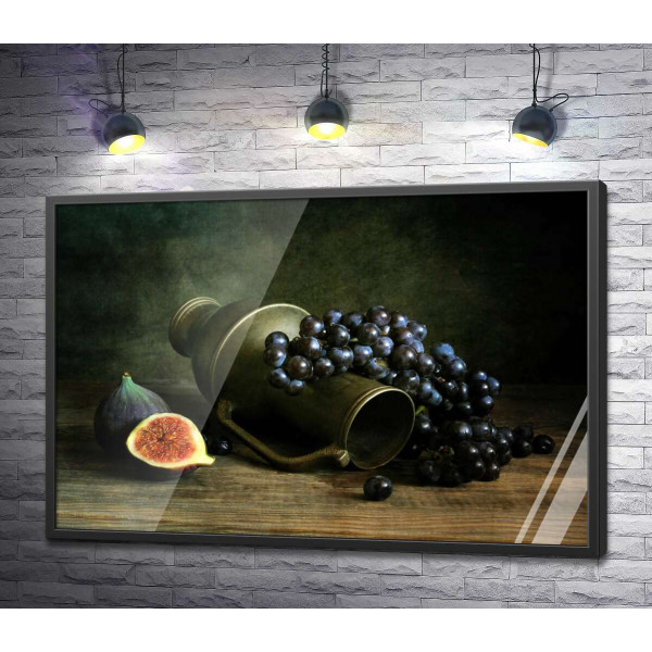 Сочный инжир рядом с кувшином, обвитым гроздью синего винограда