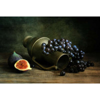 Соковитий інжир поряд з глечиком, обвитим гроном синього винограду