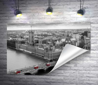 Красные пятна автобусов на Вестминстерском мосту (Westminster Bridge)