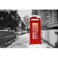 Телефонная будка стоит на вечерней улице заснеженного Лондона