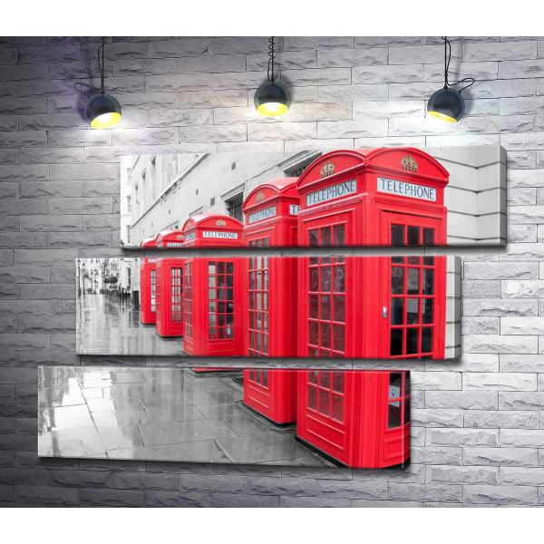 Яскраві телефонні будки вишикувались в ряд під стіною старого лондонського будинку