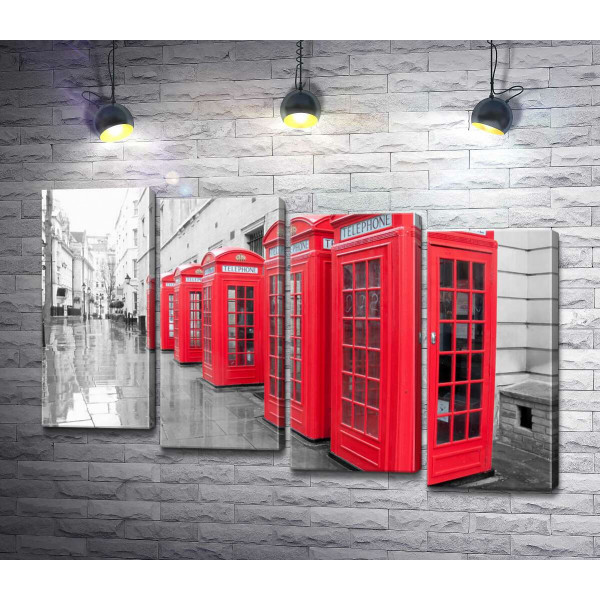 Яркие телефонные будки выстроились в ряд под стеной старого лондонского дома