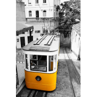 Маленький желтый трамвай спускается по узенькой улице