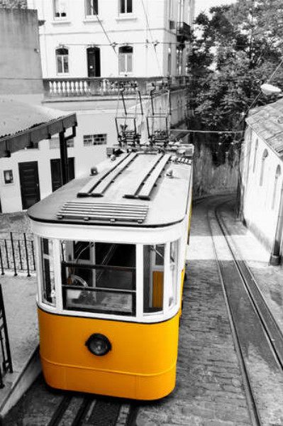 Маленький жовтий трамвай спускається по вузенькій вулиці