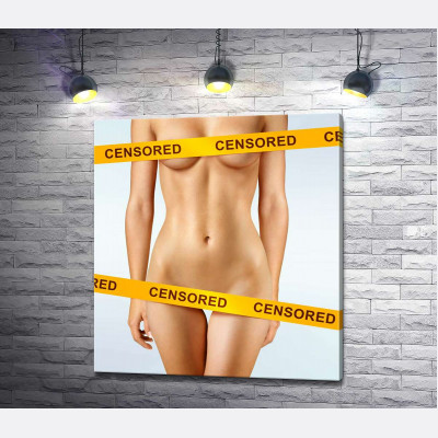 Інтимні зони звабливого жіночого тіла прикриті жовтою стрічкою "censored"