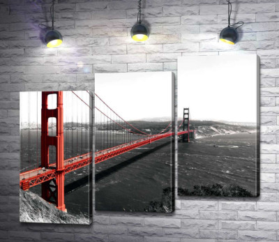 Яскравий міст "Золоті ворота" (Golden Gate Bridge) прокладений над темними водами протоки