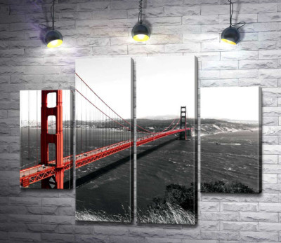 Яскравий міст "Золоті ворота" (Golden Gate Bridge) прокладений над темними водами протоки