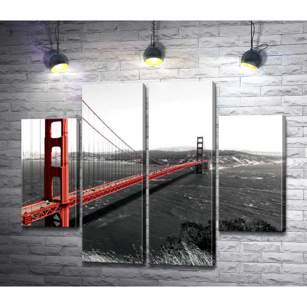 Яркий мост "Золотые ворота" (Golden Gate Bridge) проложен над темными водами пролива