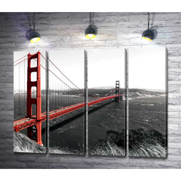 Яскравий міст "Золоті ворота" (Golden Gate Bridge) прокладений над темними водами протоки