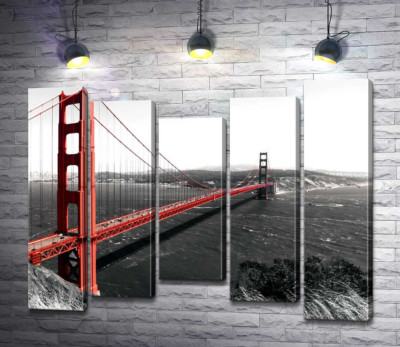 Яскравий міст "Золоті ворота" (Golden Gate Bridge) прокладений над темними водами протоки