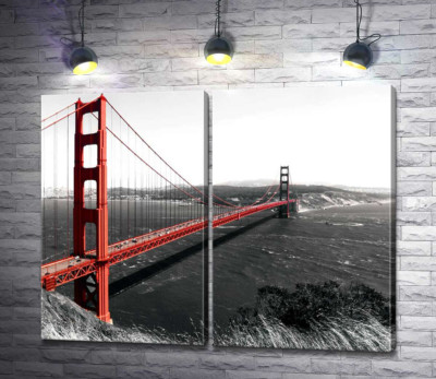 Яскравий міст "Золоті ворота" (Golden Gate Bridge) прокладений над темними водами протоки