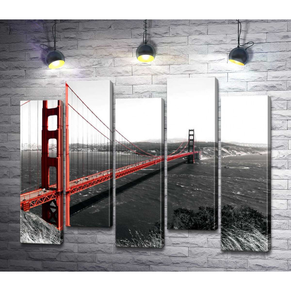 Яркий мост "Золотые ворота" (Golden Gate Bridge) проложен над темными водами пролива