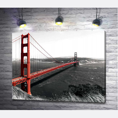 Яркий мост "Золотые ворота" (Golden Gate Bridge) проложен над темными водами пролива