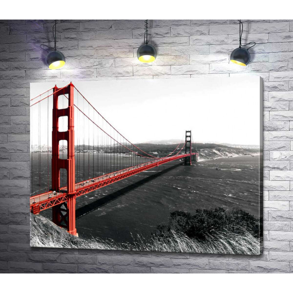 Яскравий міст "Золоті ворота" (Golden Gate Bridge) прокладений над темними водами протоки
