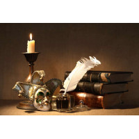 Книги, свеча, чернильница и венецианская маска в изысканном натюрморте