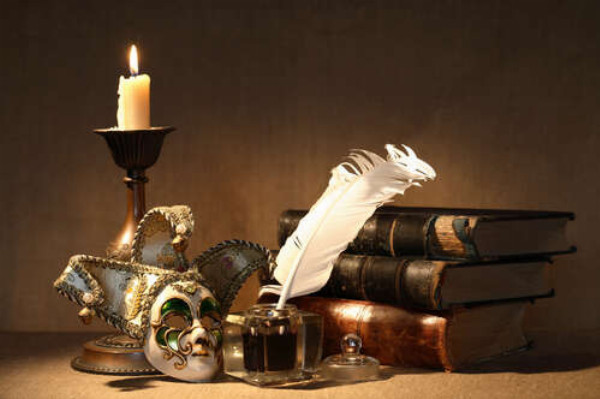 Книги, свічка, чорнильниця та венеційська маска у вишуканому натюрморті