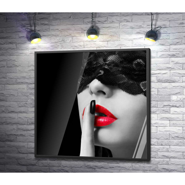Красные губы девушки в прозрачной повязке хранят секрет