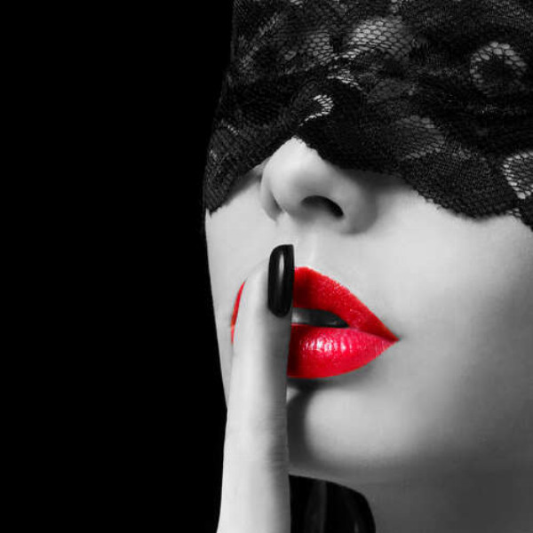 Червоні губи дівчини у прозорій пов'язці зберігають секрет 