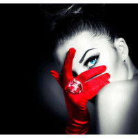 Таємнича краса дівчини, прикрита червоною рукавичкою