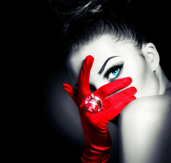 Таинственная красота девушки, прикрытая красной перчаткой