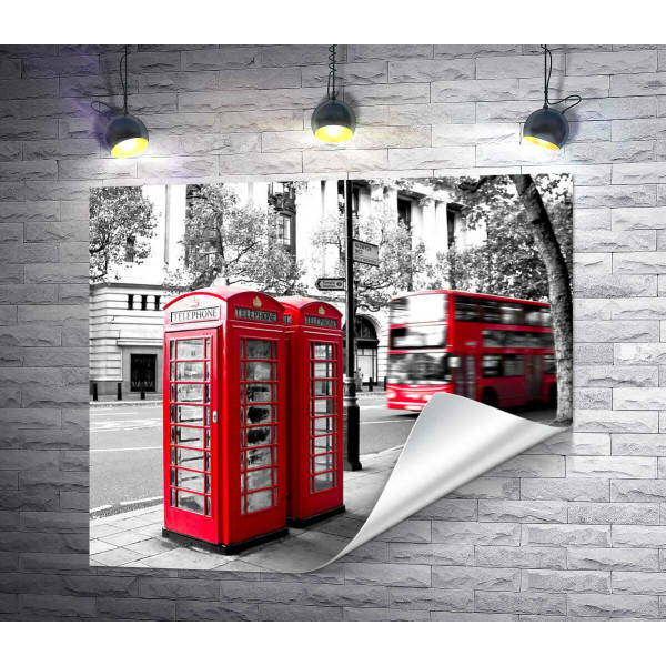 Красный акцент телефонных будок в пастельном покое лондонской улицы