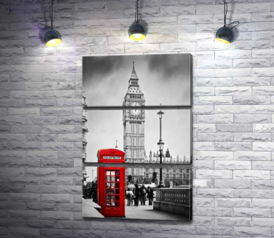 Контраст червоної телефонної будки та сірої вежі Біг Бену (Big Ben)